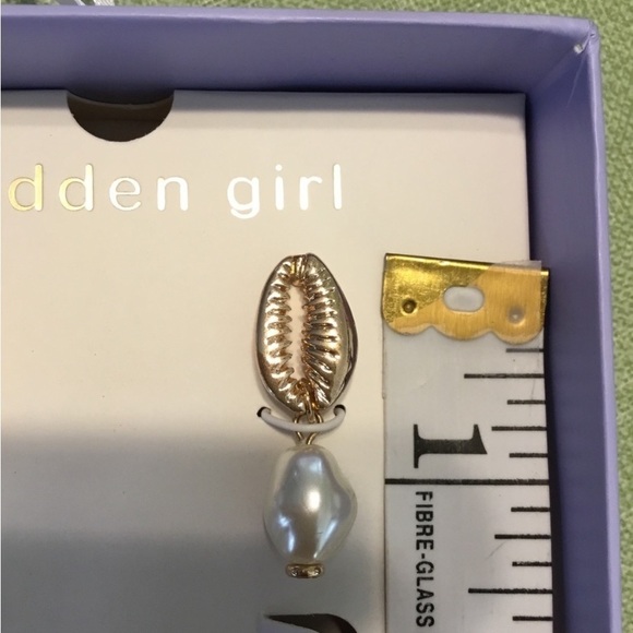 Madden Girl Gold Shell & Pearl Hoop Earring Set NWT - Picture 11 of 13